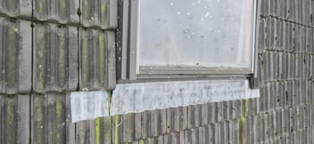 Dakraam lekkage repareren of vervangen?