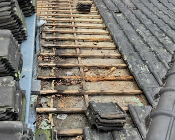 Binnenruimte onder het dak waar verborgen dakschade het binnenklimaat en de gezondheid kan beïnvloeden.