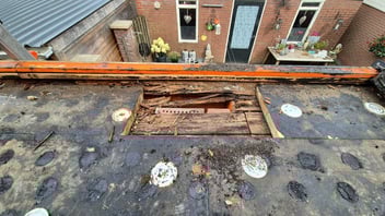 Verborgen dakschade met rot dakbeschot en natte isolatie als gevolg van langdurige vochtbelasting.