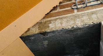 Schoorsteenlekkage wat zie je in huis?