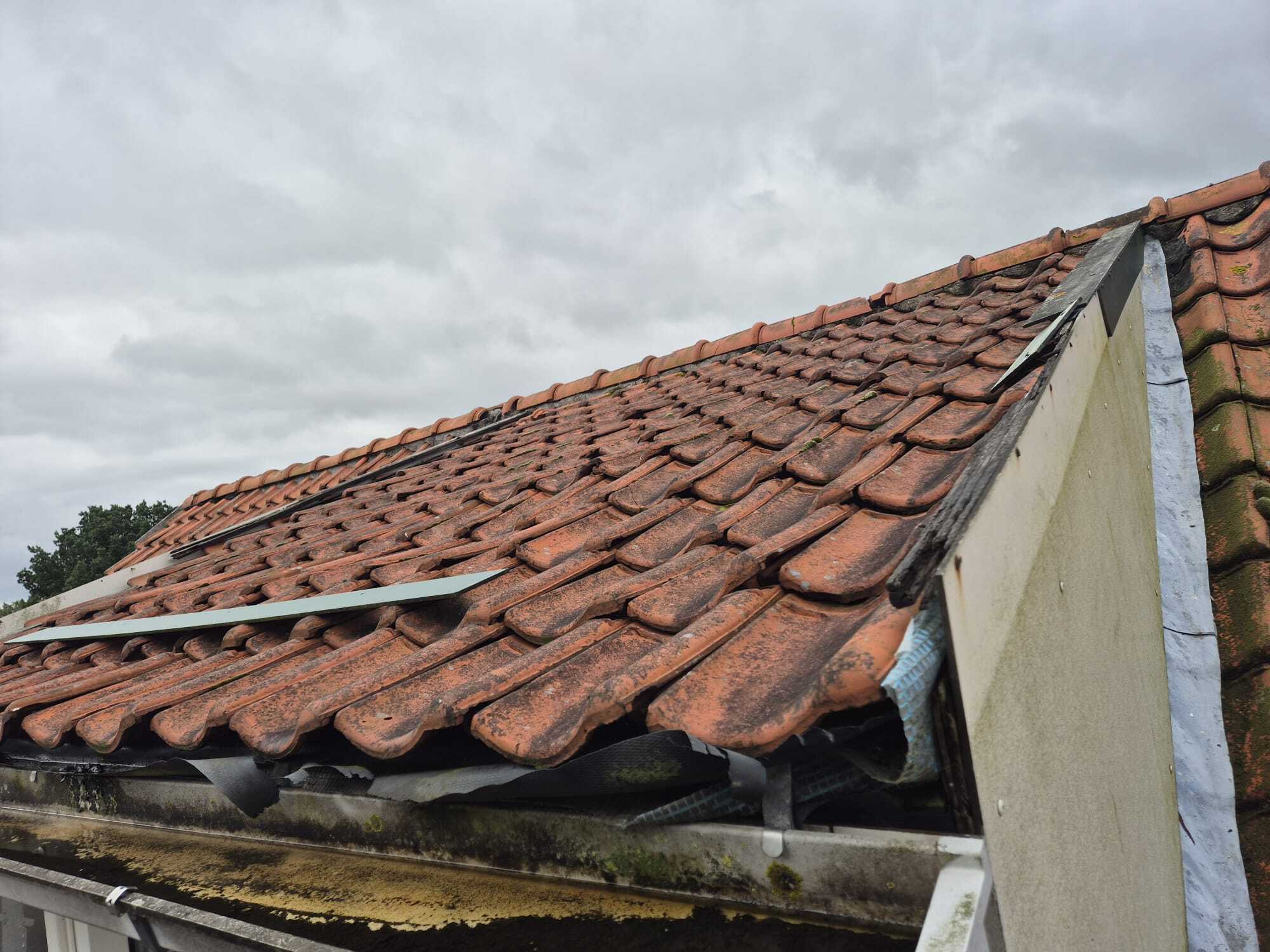 Lekkage opsporen bij een sterk verouderd pannendak