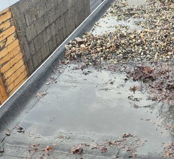 Plasvorming plat dak, signaal dakschade