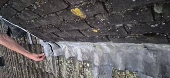 Oorzaak van schoorsteen lekkage door versleten loodslab