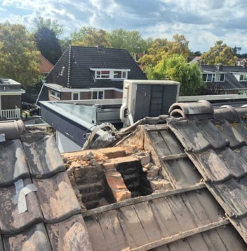 Schoorsteen verwijderen tot dakbeschot