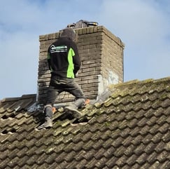 Schoorsteen renoveren door ervaren dakdekker bij een woning in Gelderland