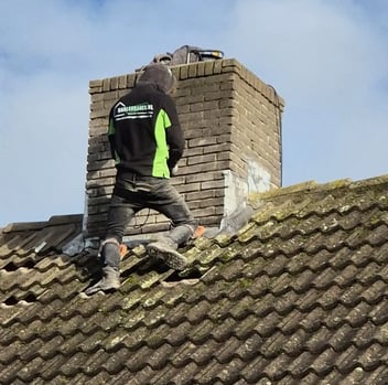Schoorsteen renoveren door ervaren dakdekker bij een woning in Gelderland