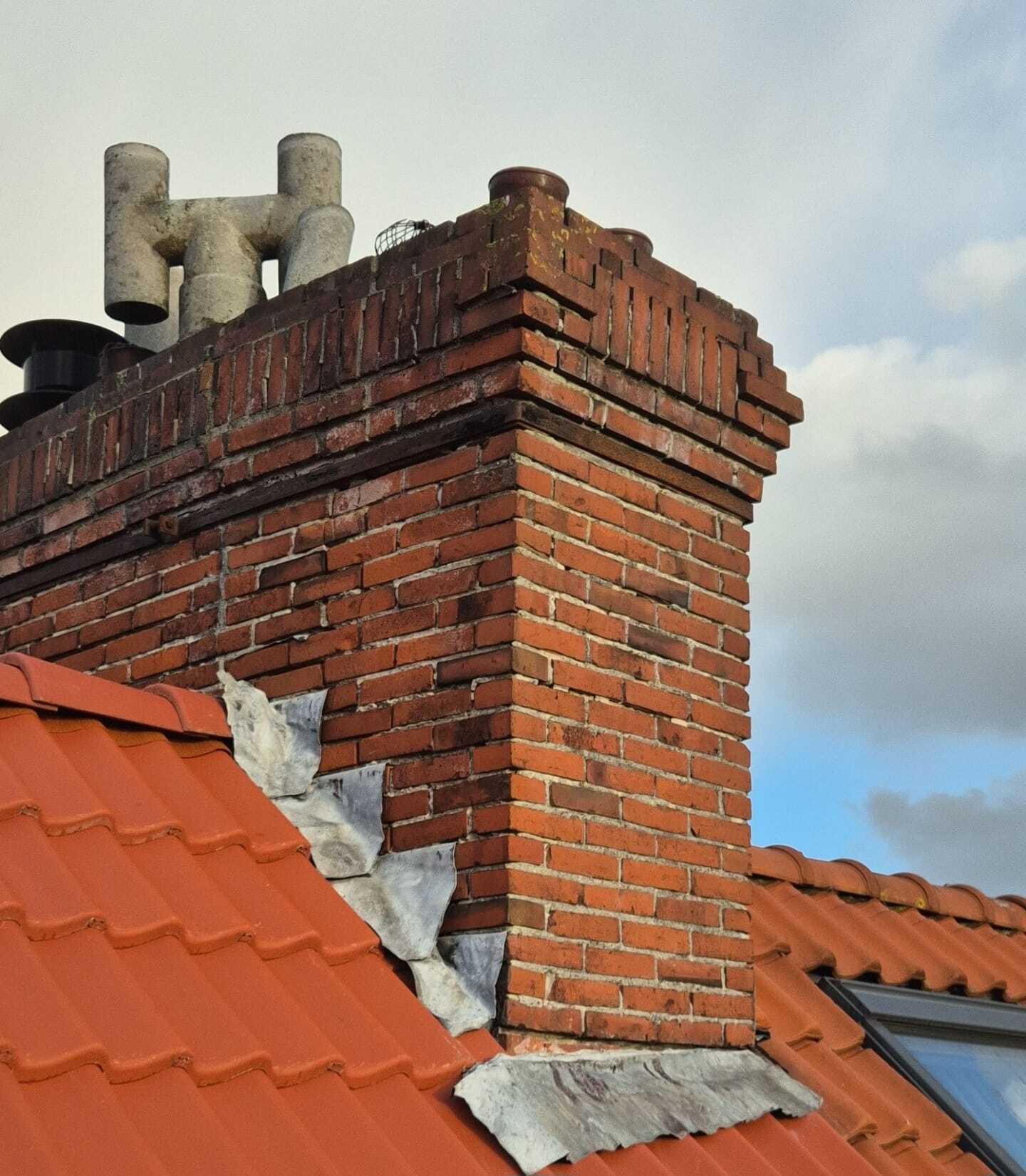 Schoorsteenlekkage door loshangend lood