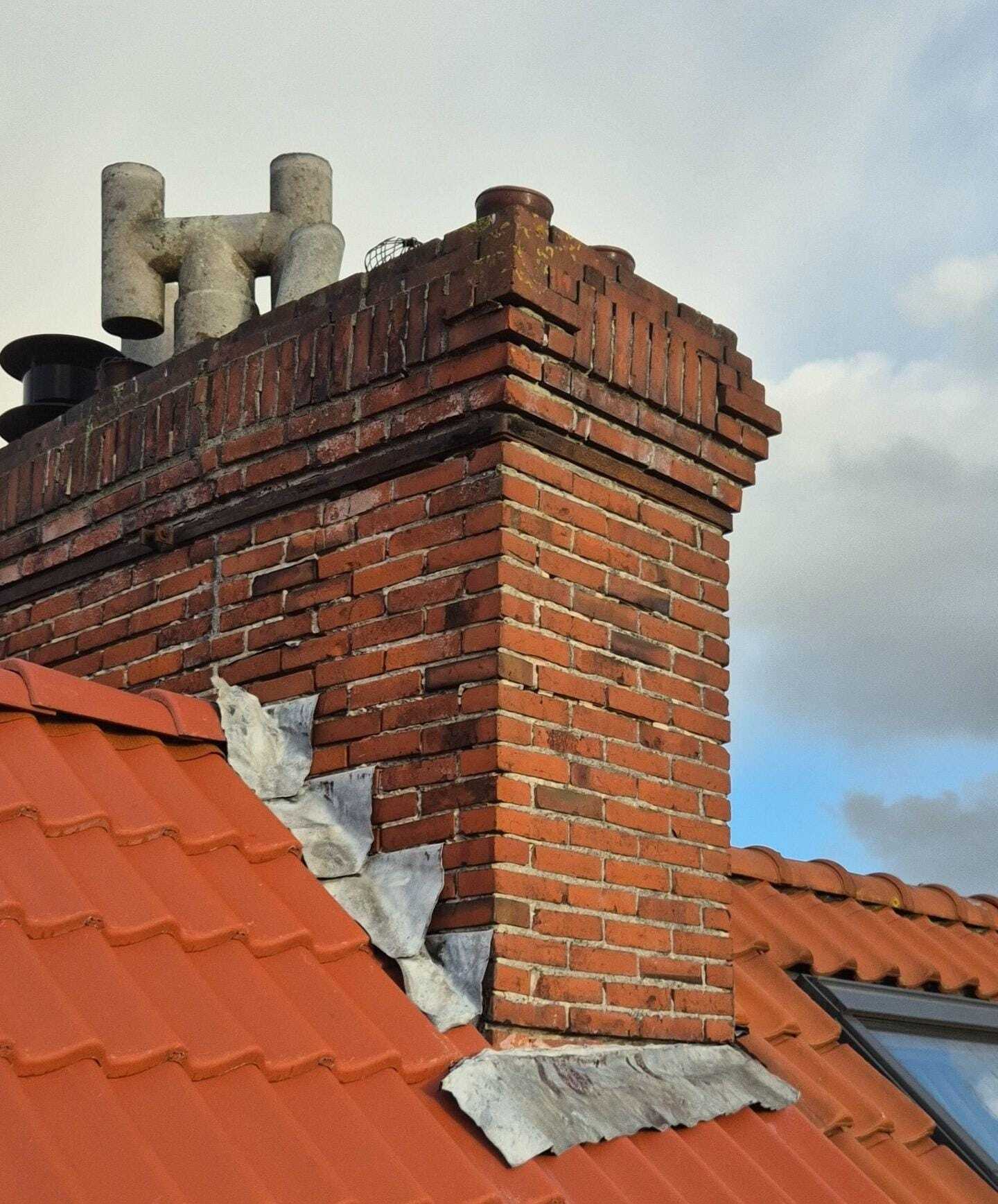 Schoorsteenlekkage door uitgezakt lood