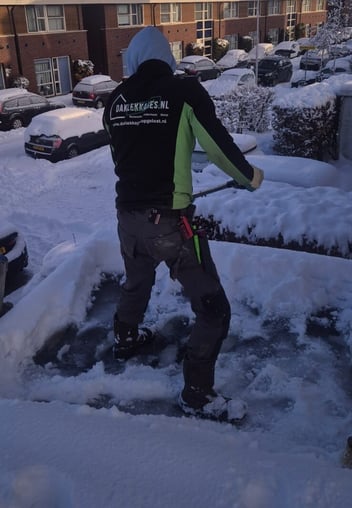 Sneeuw en ijs op het dak