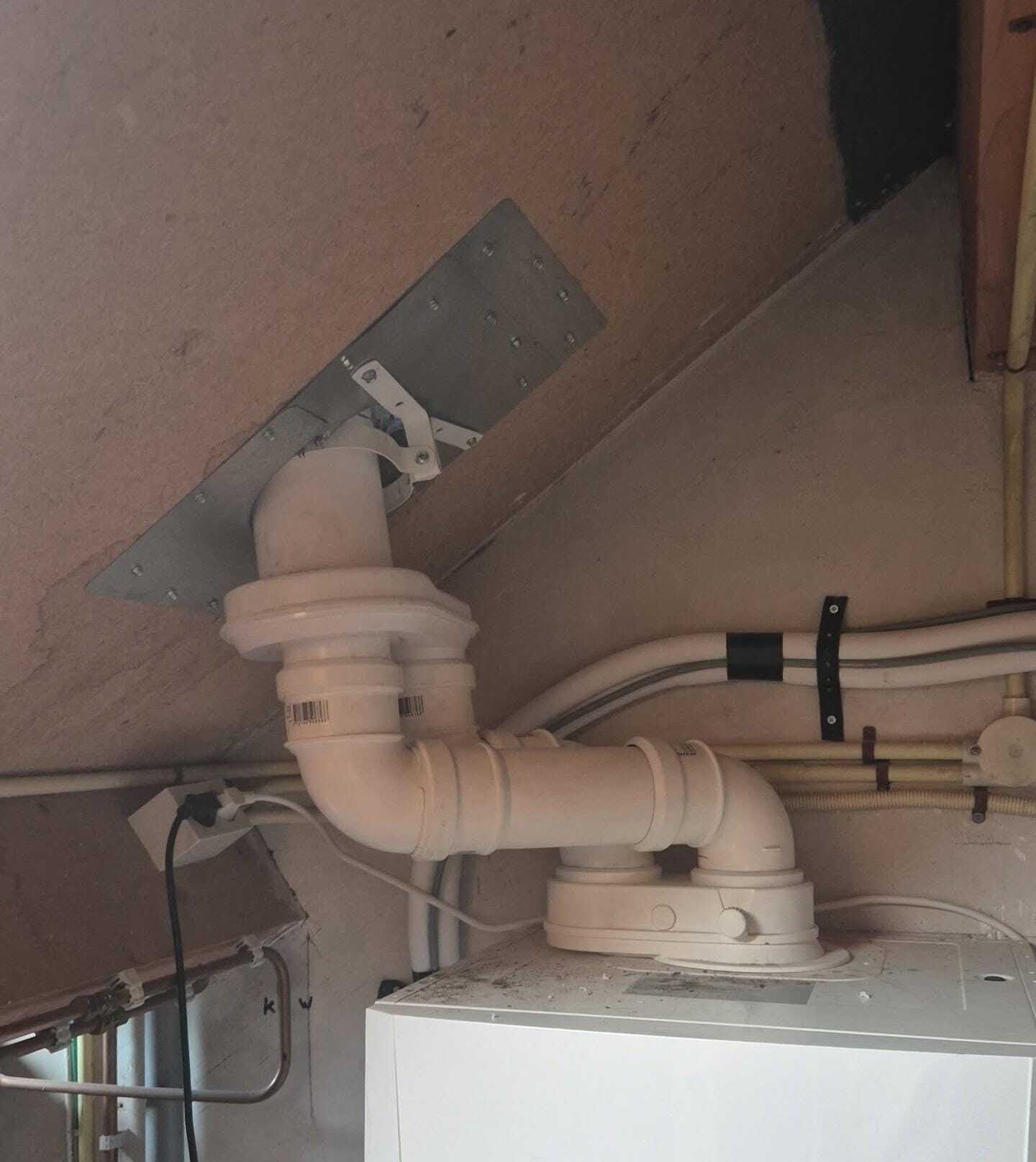 Vochtplek na daklekkage op plafond