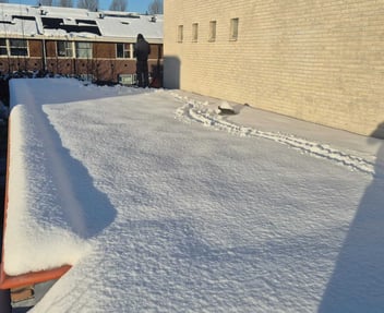 Sneeuwvrijmaken van dak, zinvol of niet?