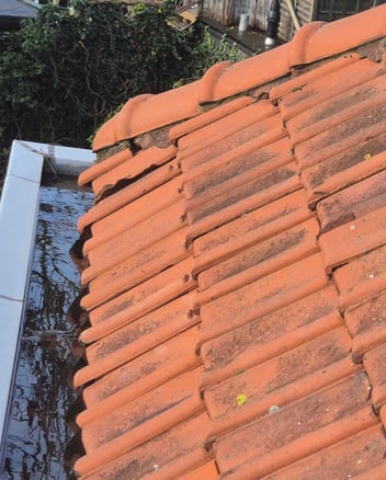 Dakoppervlak met ongelijkmatige veroudering, waarbij verschillende dakdelen een andere technische staat vertonen ondanks vergelijkbare leeftijd.