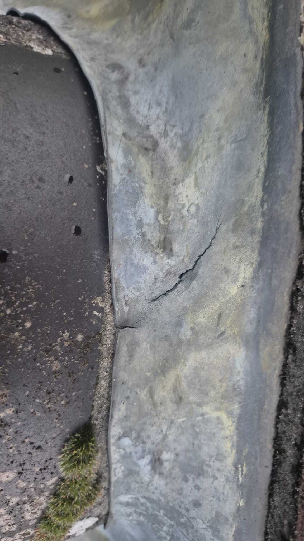 Daklood en loodslabben rond een schoorsteen