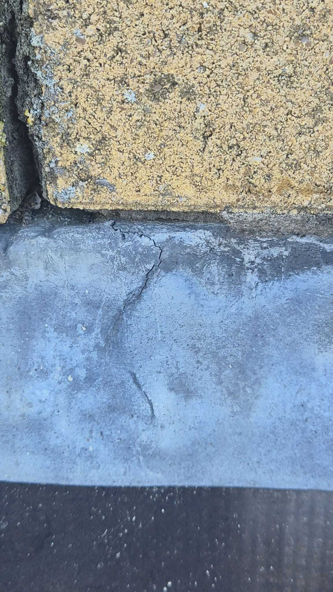 Detail van verouderd daklood bij een dak aansluiting