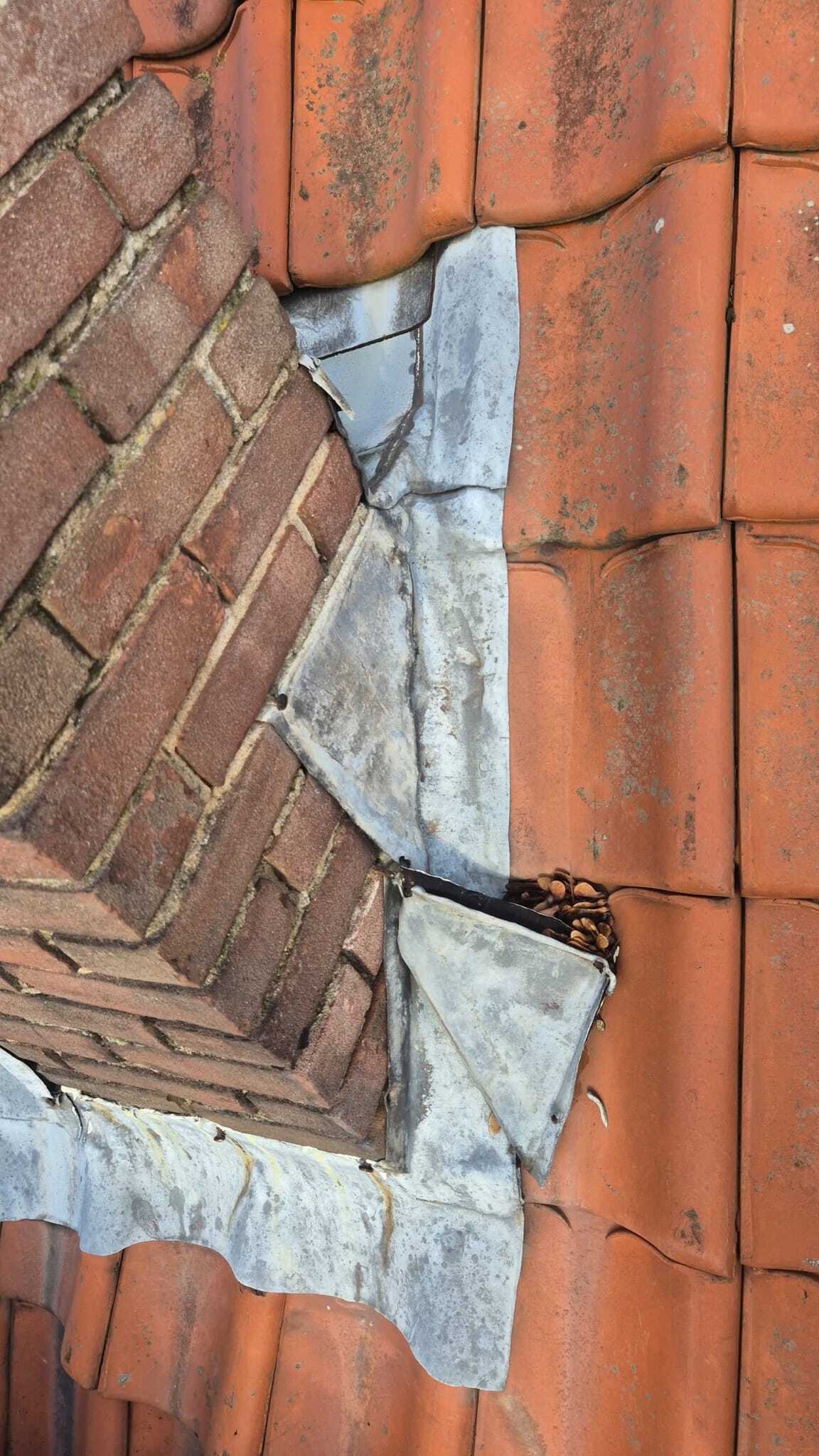 Losliggend schoorsteenlood bij een schoorsteen