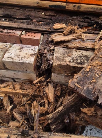 Houtrot in dakconstructie door langdurige vochtbelasting en lekkage