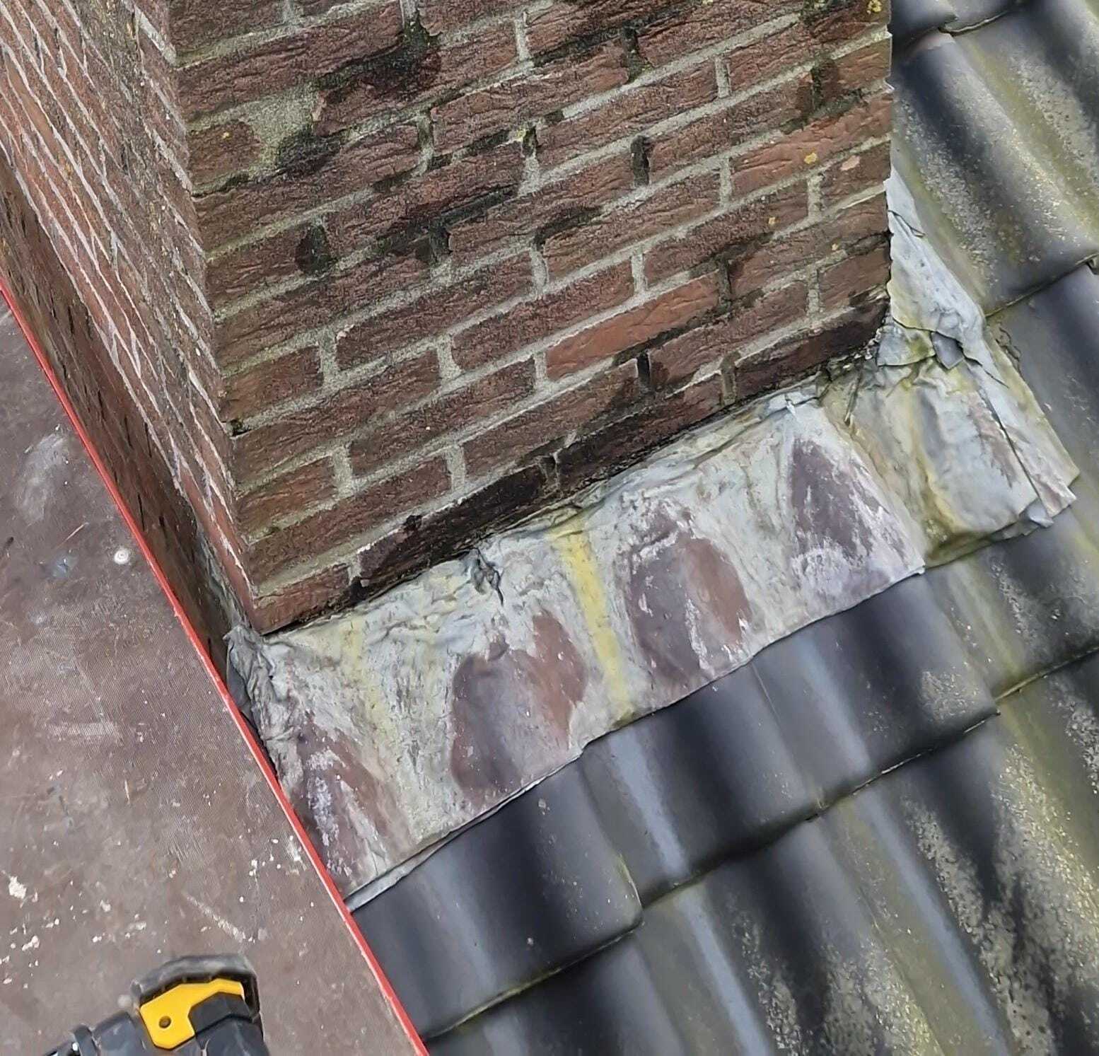 Daklood bij schoorstenen: waarom hier vaak lekkages ontstaan