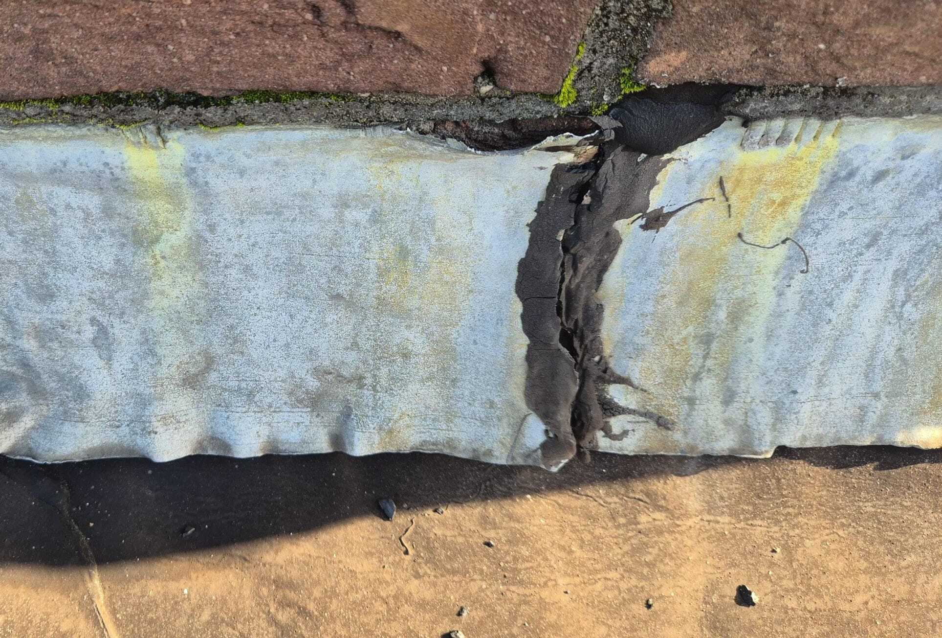 Daklood vervangen: zo gaat een professionele dakdekker te werk