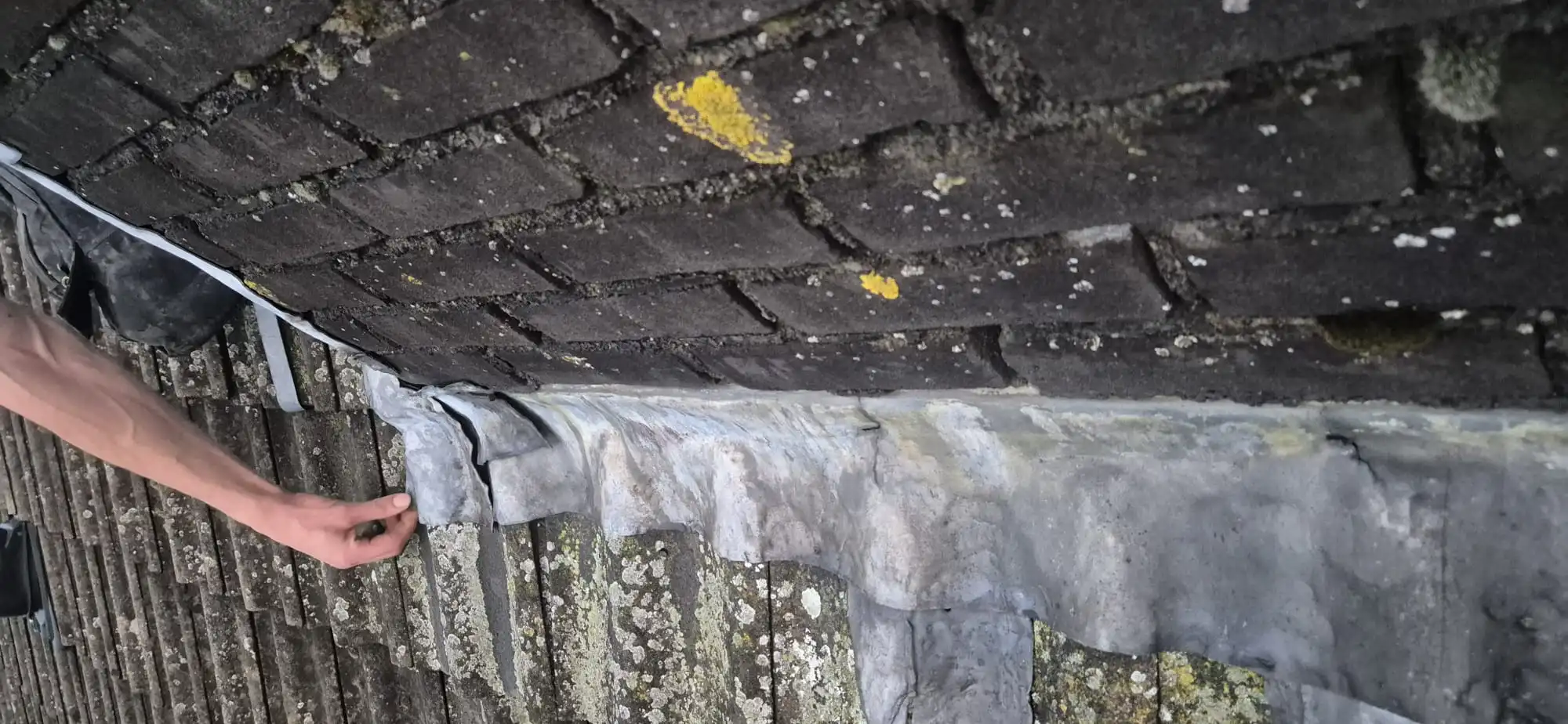 Schoorsteen lekkage: oorzaken, risico’s en de juiste oplossing