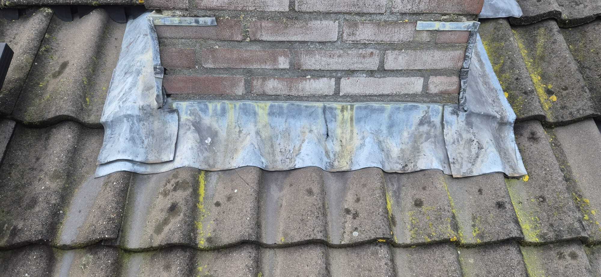 Slijtage aan loodwerk rond schoorsteen