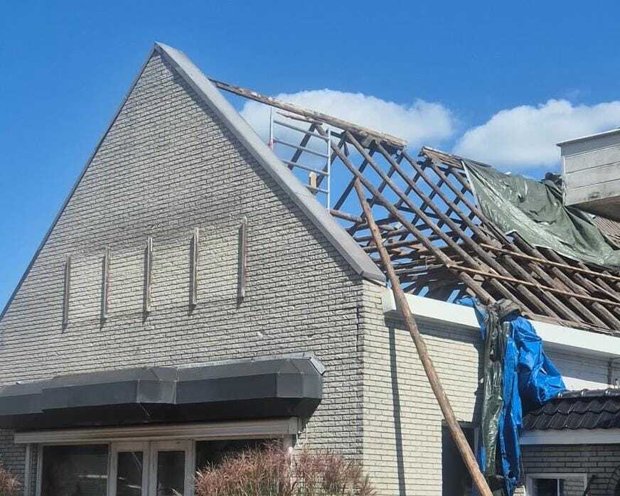 Signalen binnenshuis die wijzen op problemen in de dakconstructie