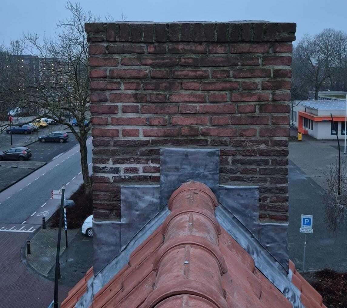 Schoorsteen renoveren in Wijchen – duurzaam herstel door een ervaren dakdekker